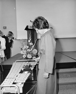 885067 Afbeelding van prinses Margriet die door het bespelen van een xylofoon de naar haar vernoemde nieuwe Margriethal ...